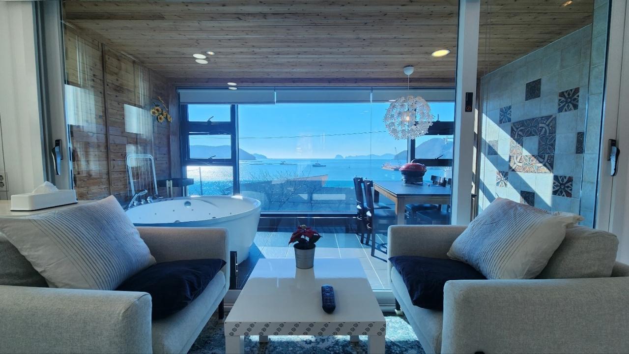 Geojedo N White Pension