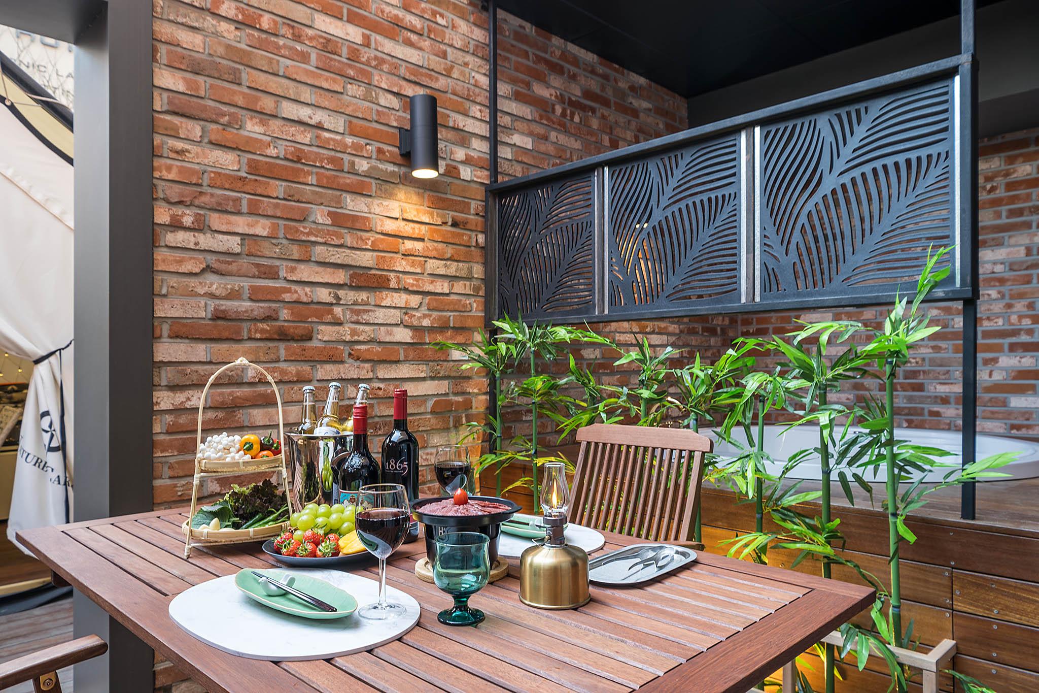 Wolgot Station Brown Dot-5