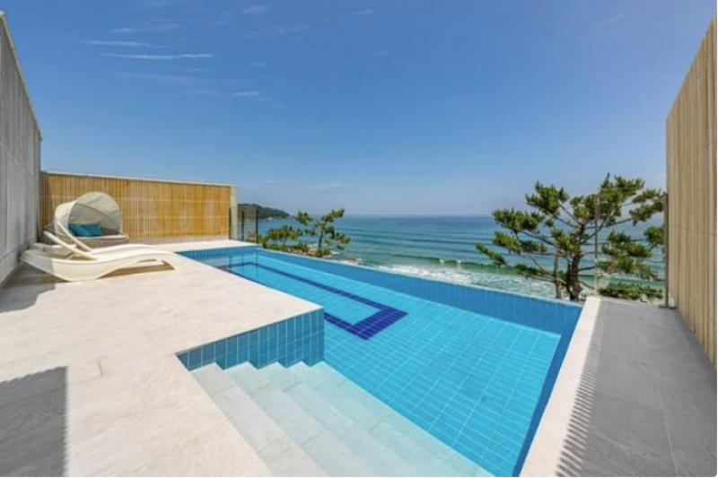 Yangyang Luminus pool villa