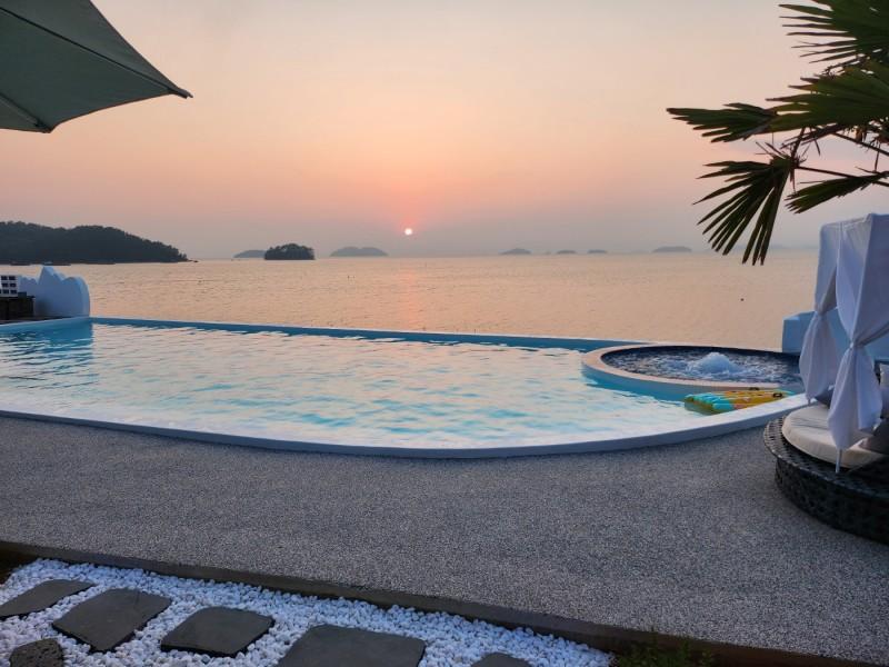 Yeosu Cave pool villa