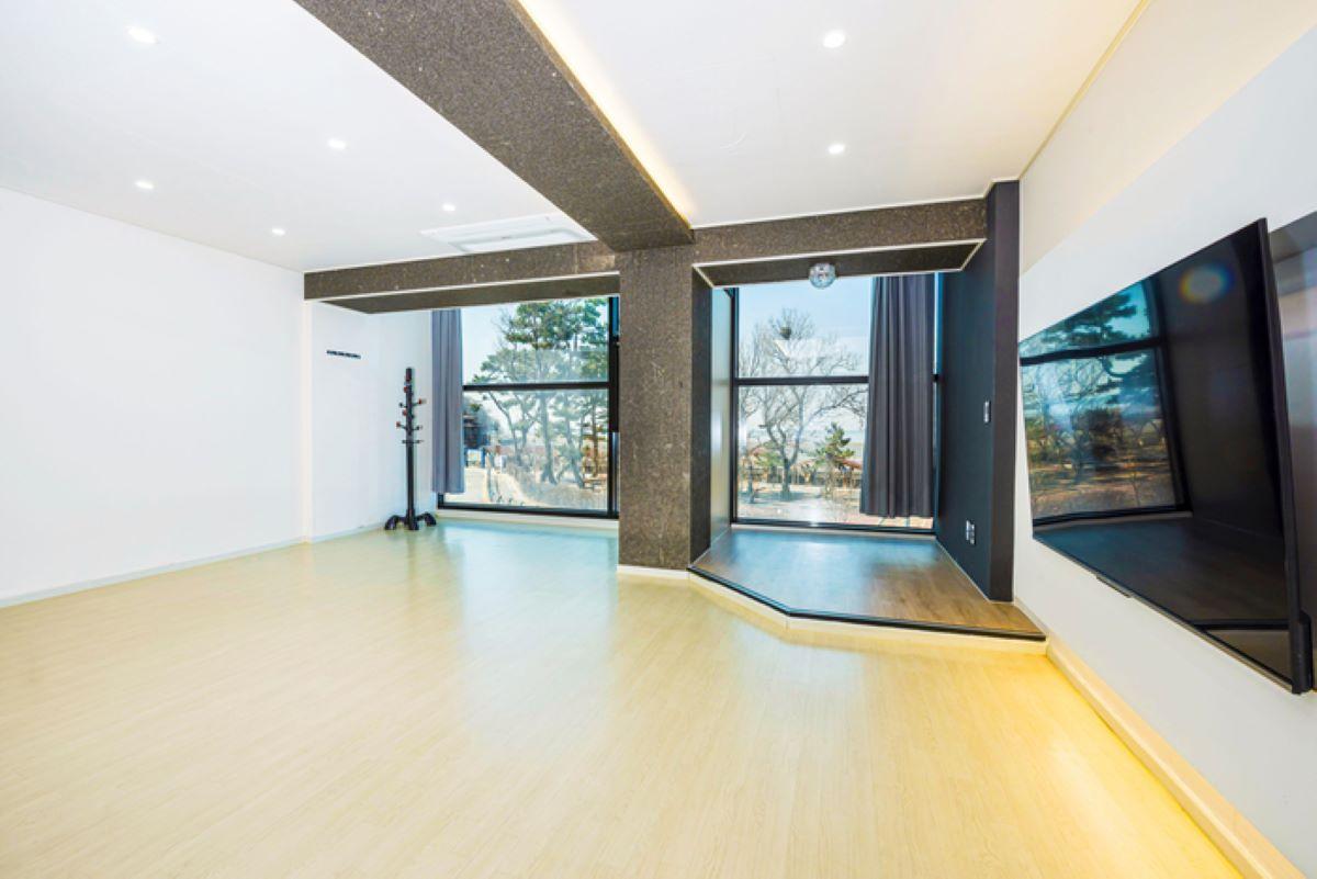 Daebudo (Yeongheungdo) Sea Sunset Spa Pension