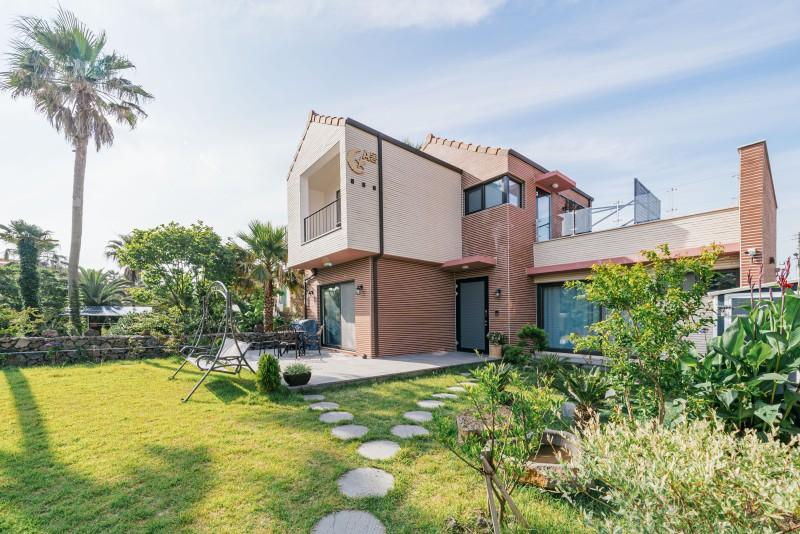 Jeju Byeoljijip Pension