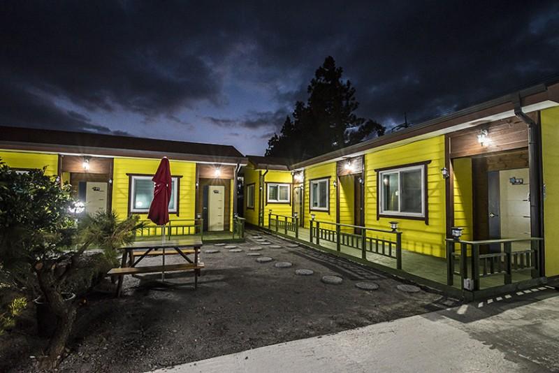 Seogwipo Yuchaekkotgire Meomunsigan Pension