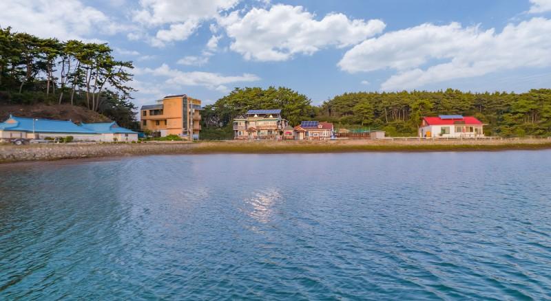 Taean (Amyeondo) Beach White House Pension