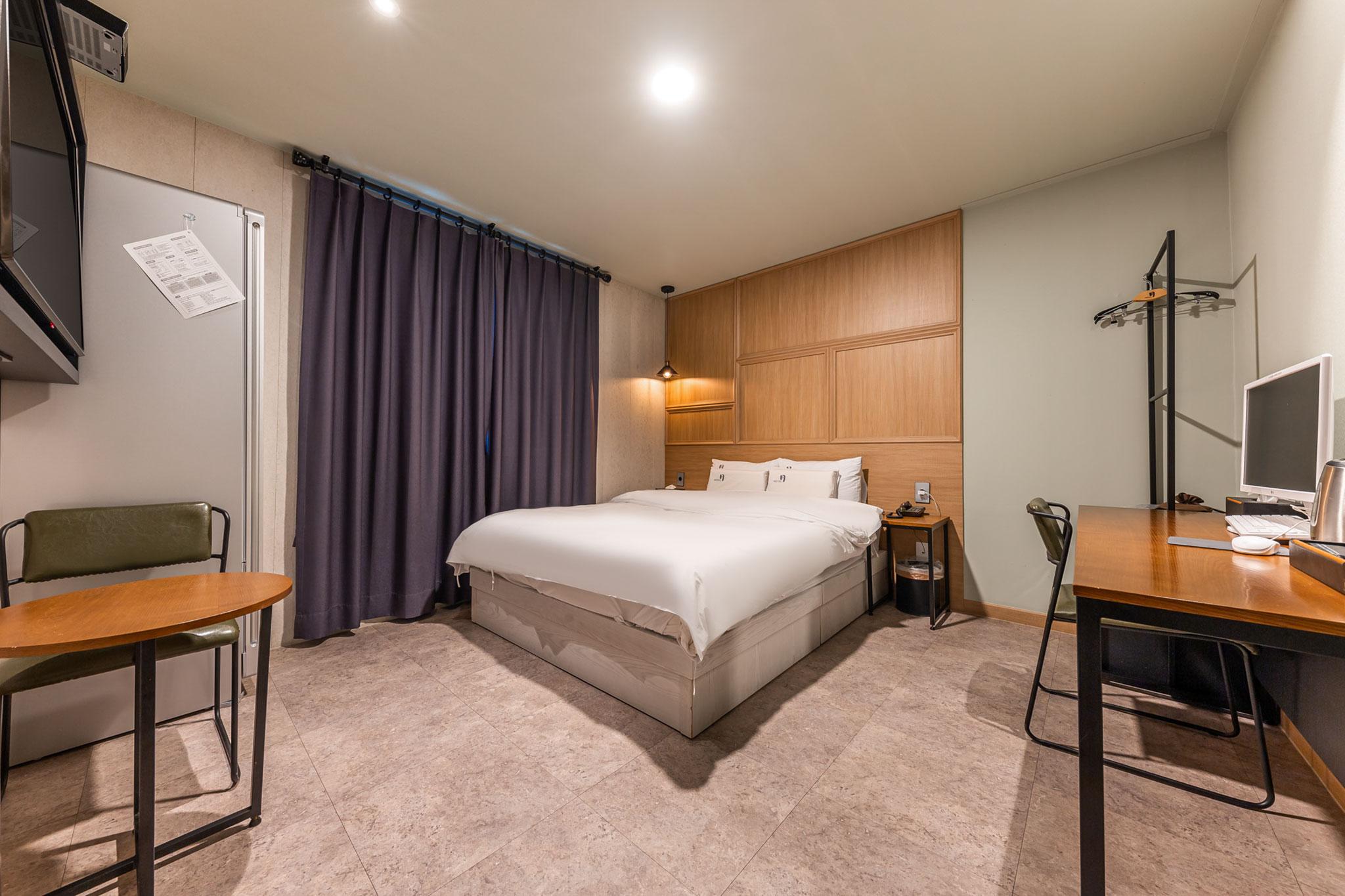 Asan Hotel 月 (Mon)