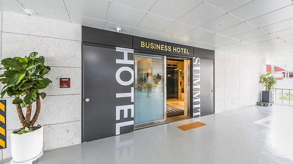 Hotel Summit