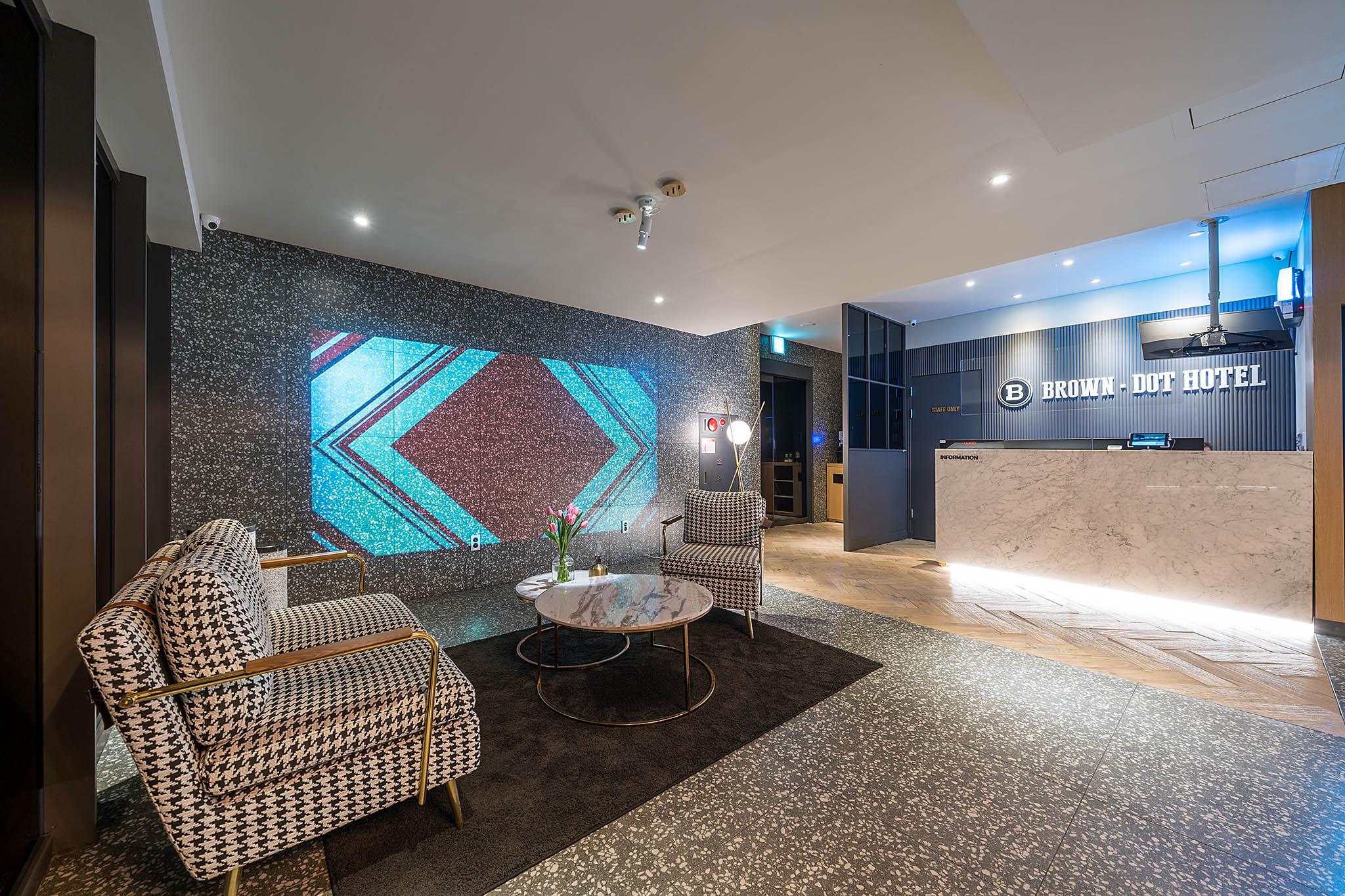 Wolgot Station Brown Dot-21