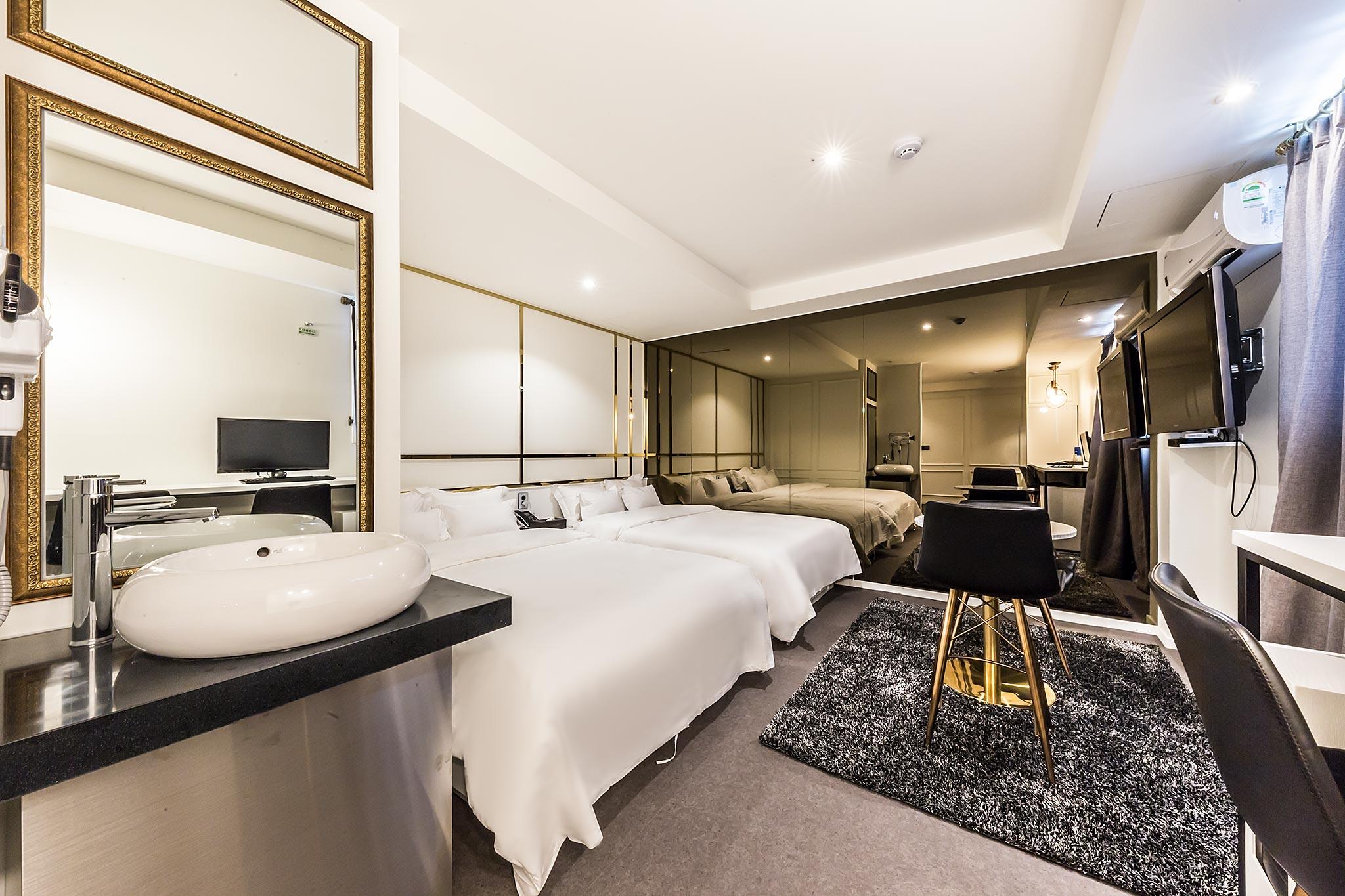 University of Foreign Life Hotel Raha