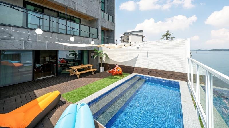 Geoje Island Rainbow Kids Pool Villa Pension