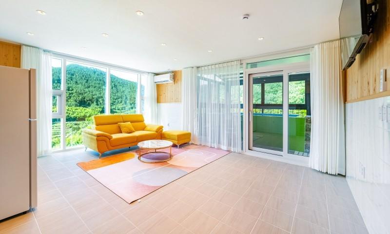 Geojedo Hillstory Kids Pool Villa