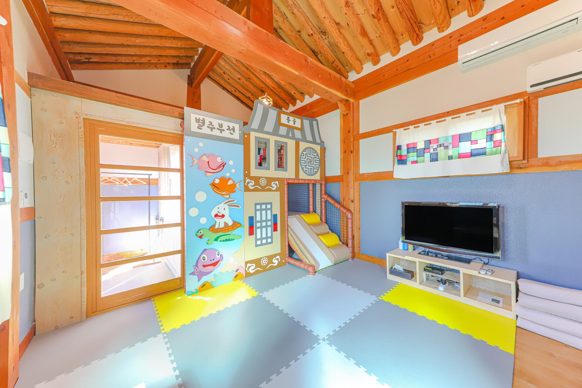 Eunmaru Hanok Kidz Poolvilla and Couple Spa-11