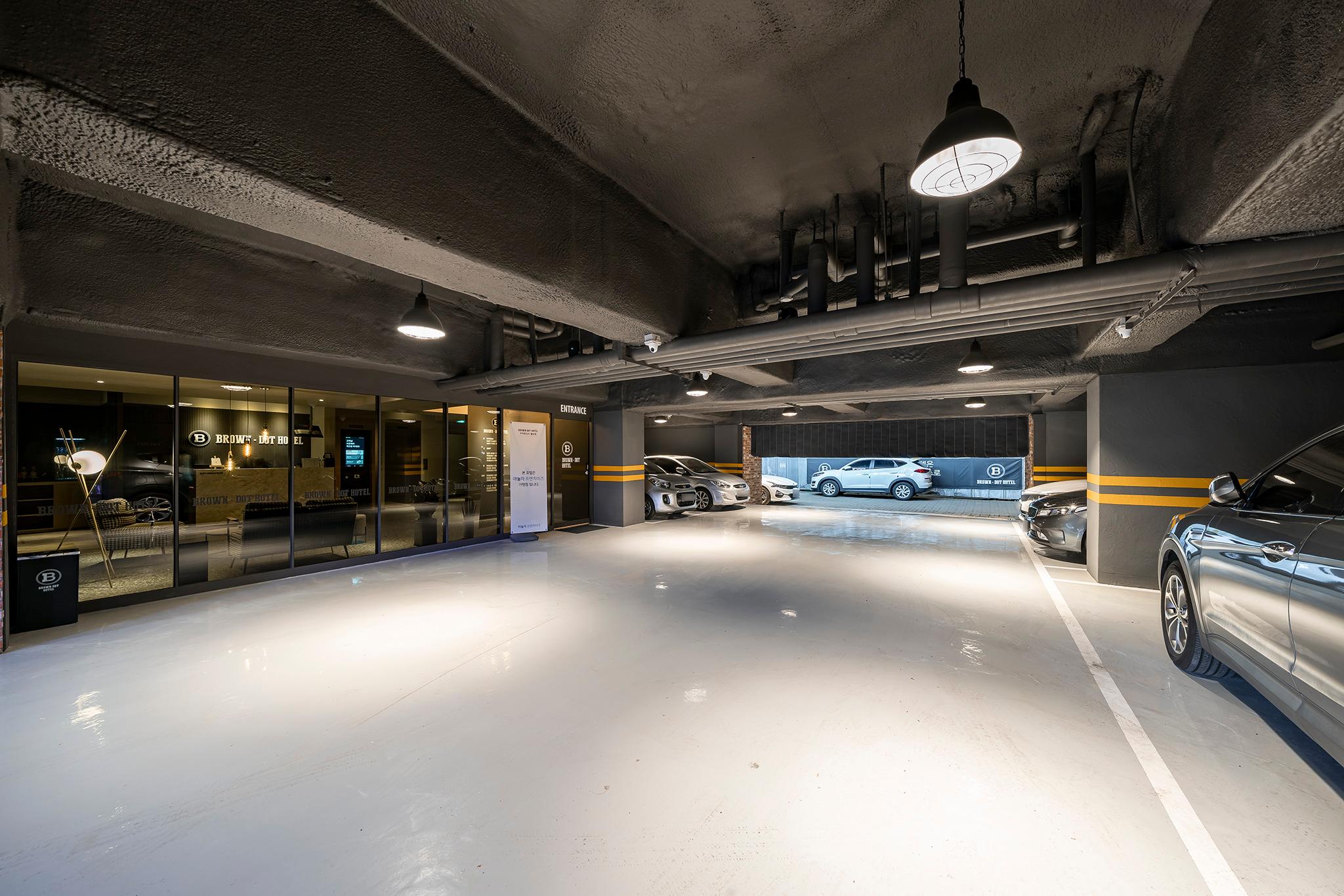 Wolgot Station Brown Dot-33