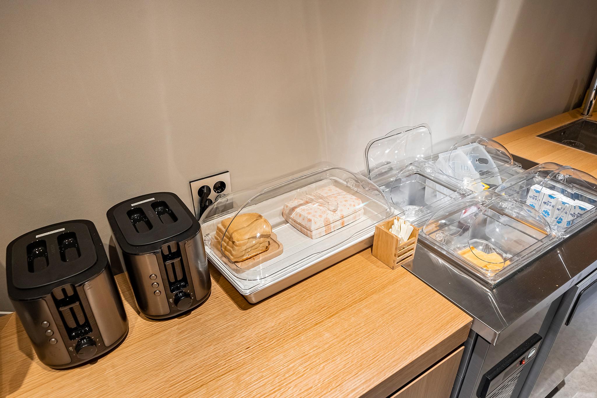 Wolgot Station Brown Dot-36