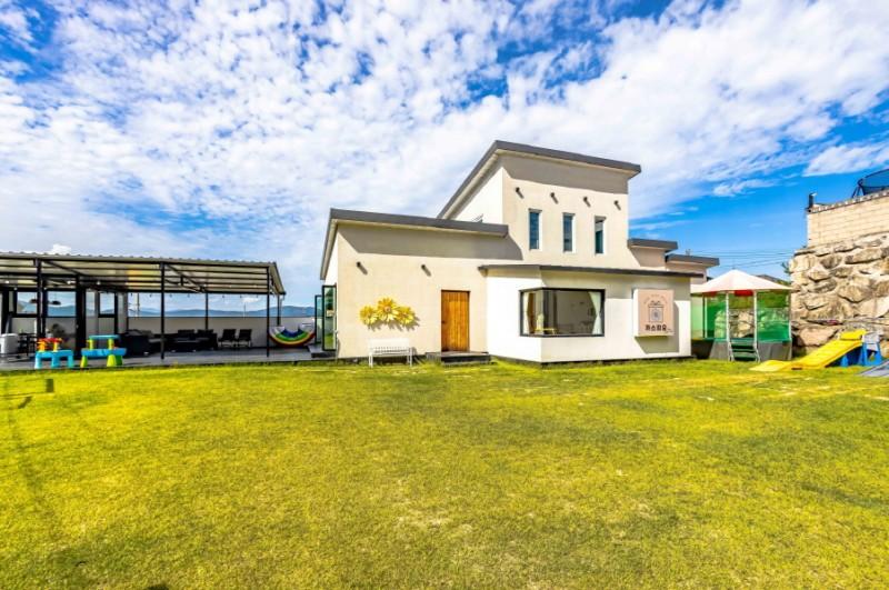 Gyeongju Castillo Kids Pool Villa