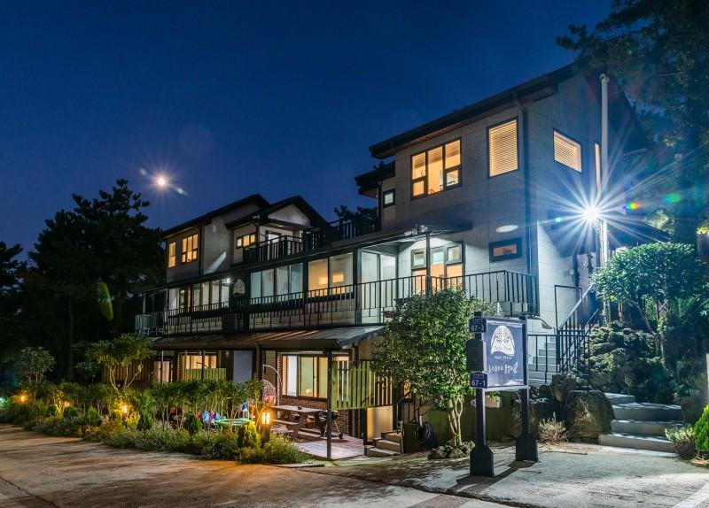 Jeju Twin Tree Pool Villa Pension