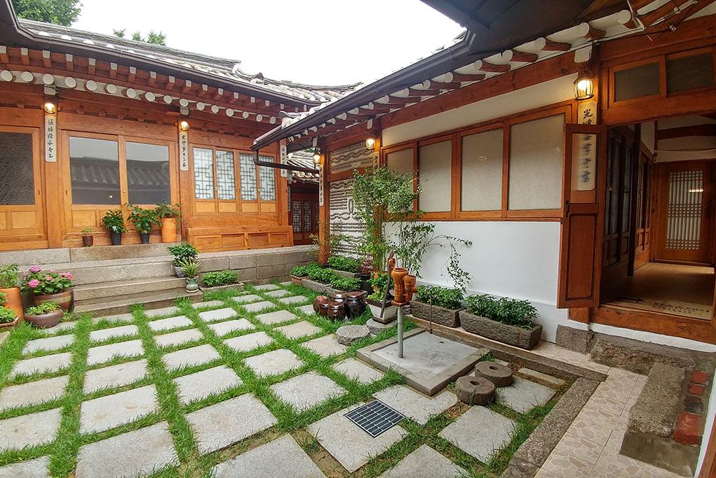 Bukchon Sohyeondang Hanok Stay-24