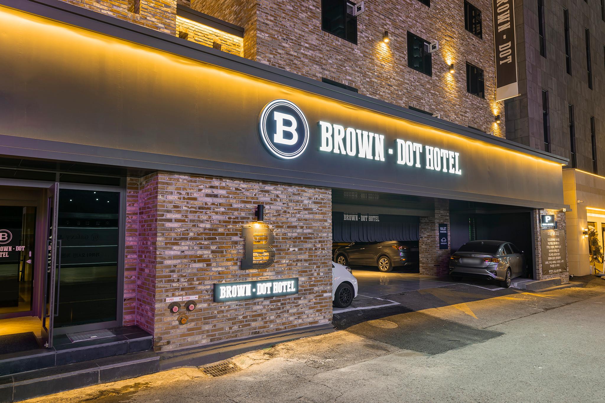 Wolgot Station Brown Dot-32