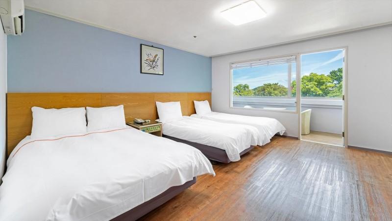 Jeju Honey Crown Hotel Pension