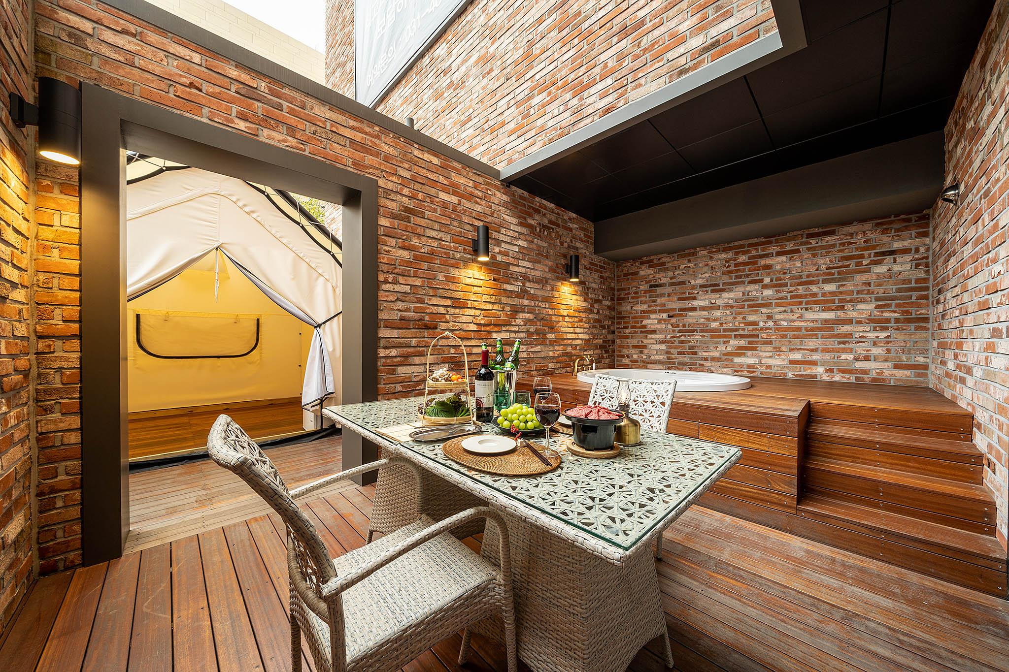 Wolgot Station Brown Dot-18