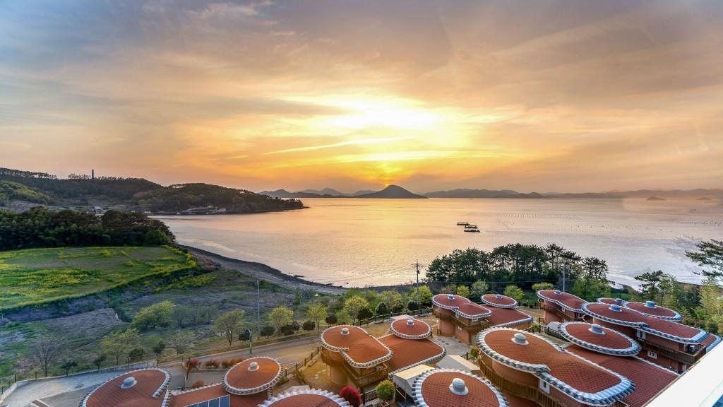 Geoje Island Sunset Hanok & Ocean Resort