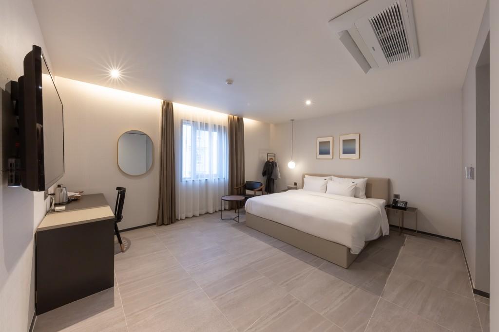 Daegu Dongchon Park Brown Dot