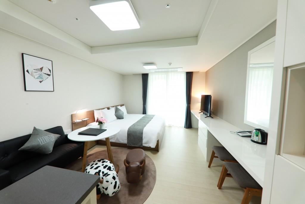 Geoje Lee in Stay Hotel