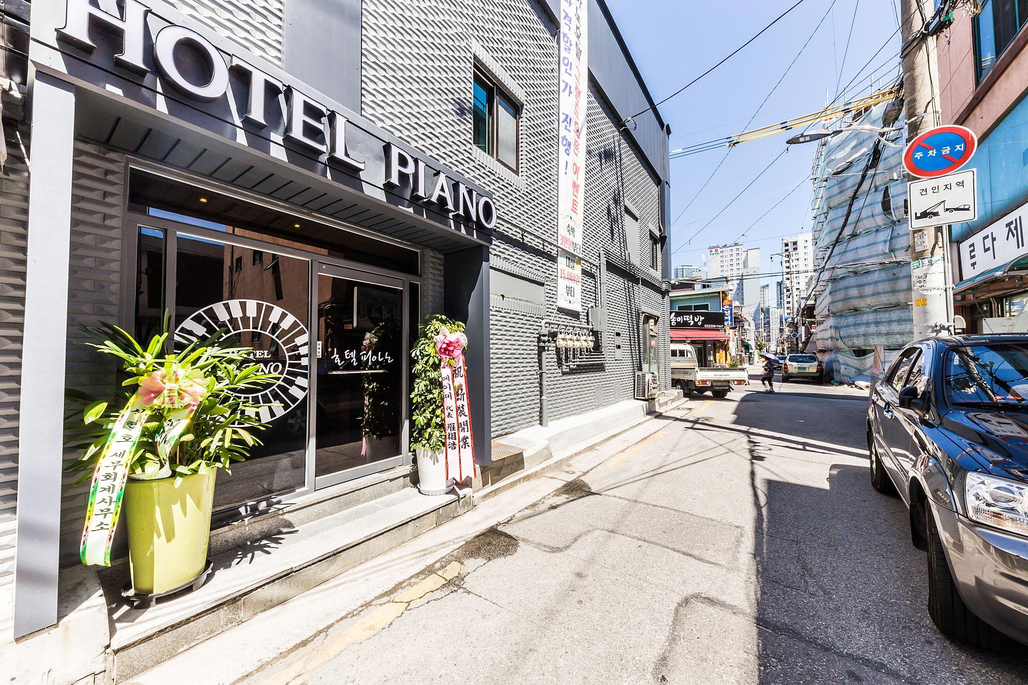 Reunion Hotel Piano-7