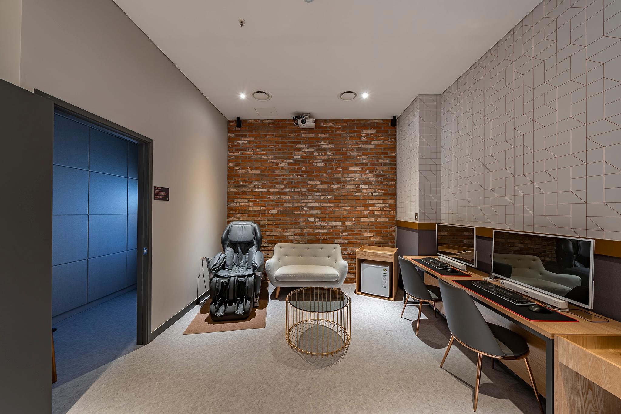 Wolgot Station Brown Dot-17