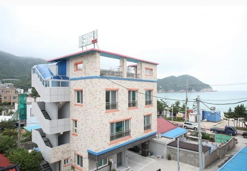 Samcheok Solbada Pension (right in front of Yonghwa Beach)