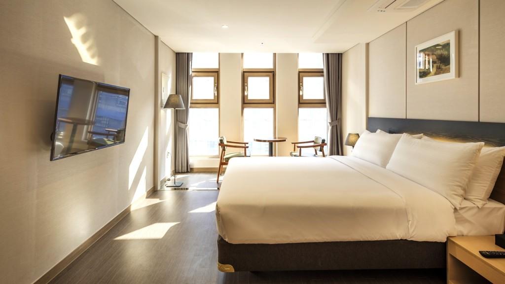 The First Stay Hotel
