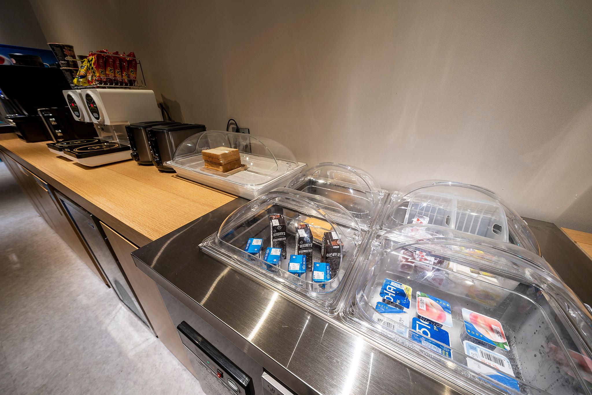 Wolgot Station Brown Dot-44