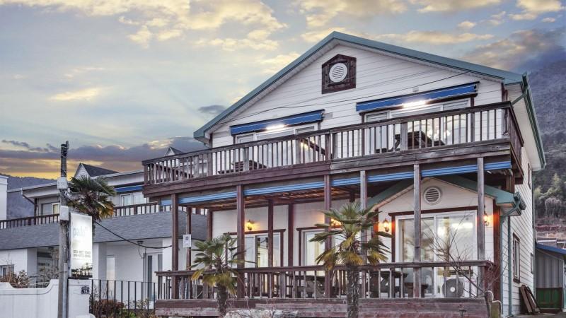 Namhae Mongdol Beach Wave Sound Pension