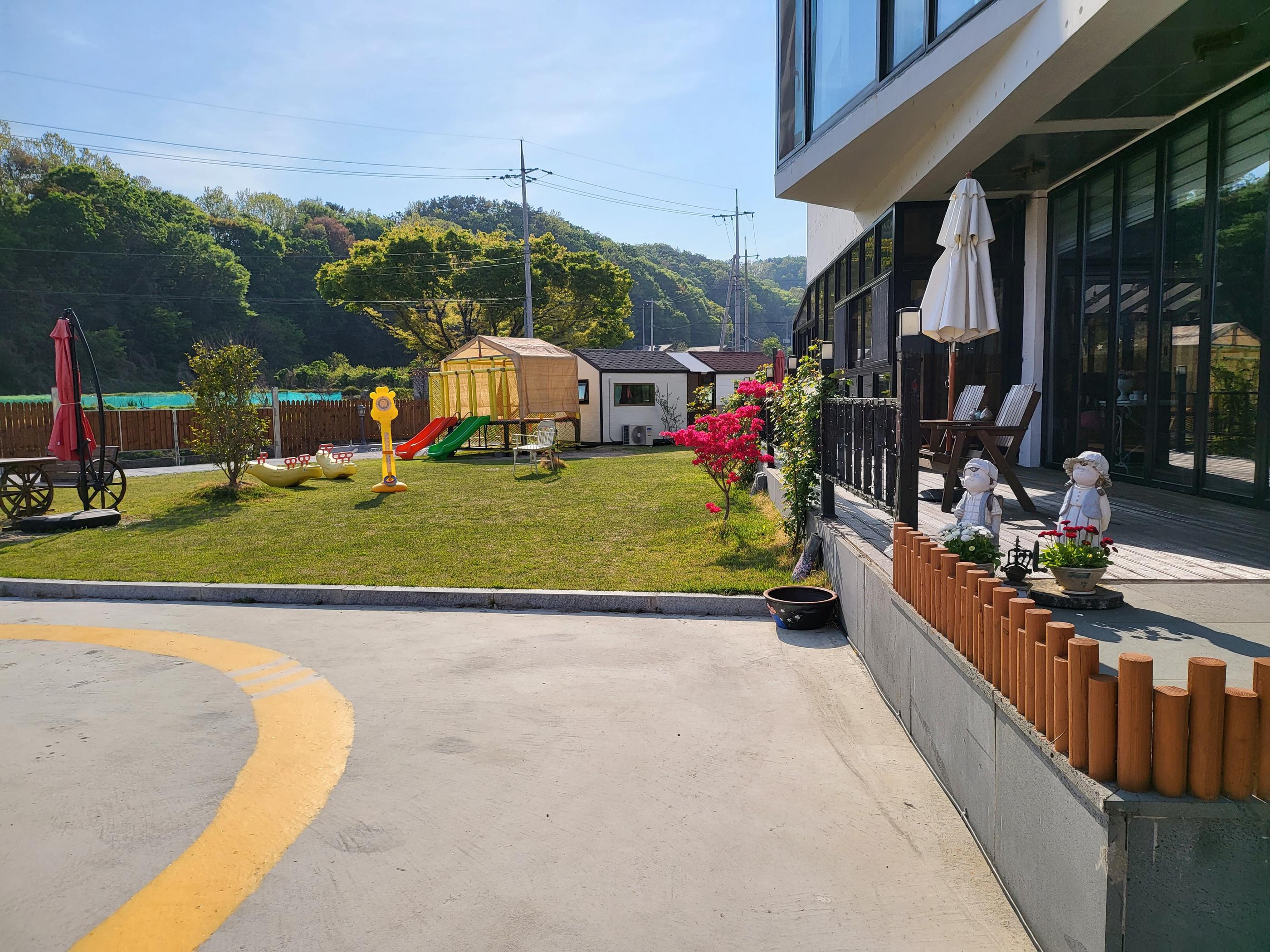 The Hue Kids Pool Vila-29