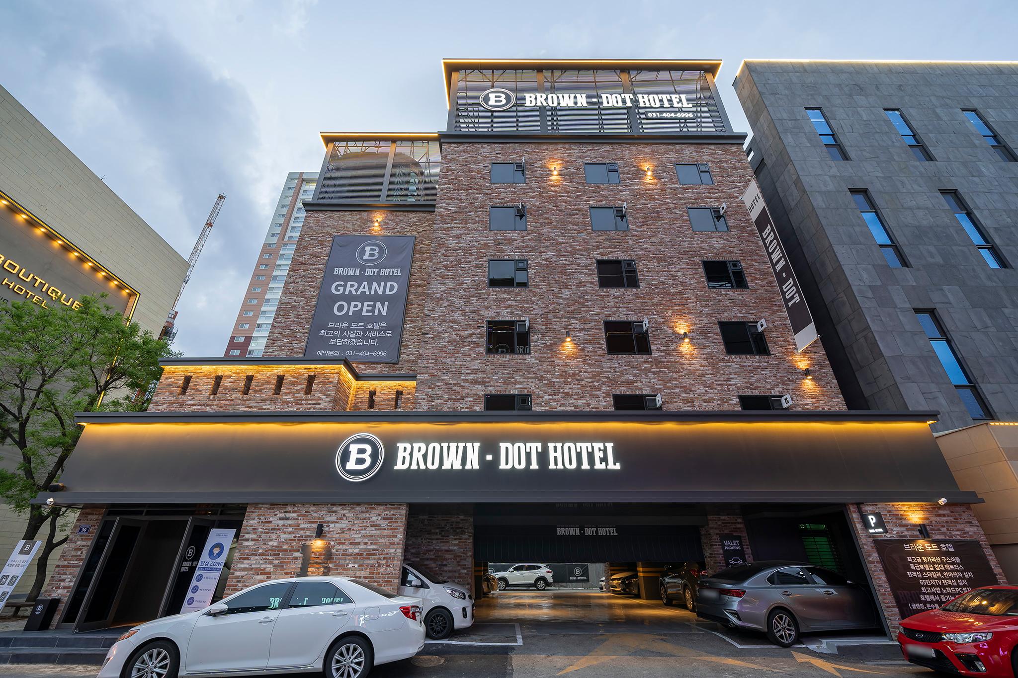 Wolgot Station Brown Dot-30