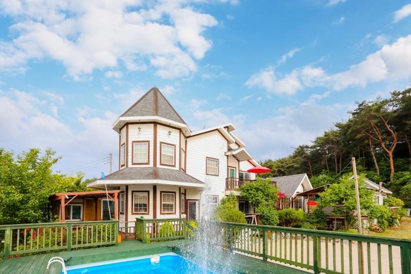 Taean (Anmyeondo) Pineberg Pension
