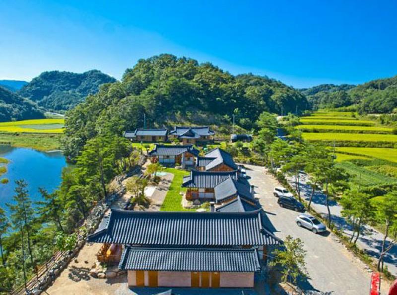 Sangju Pine and Ocher House Pension
