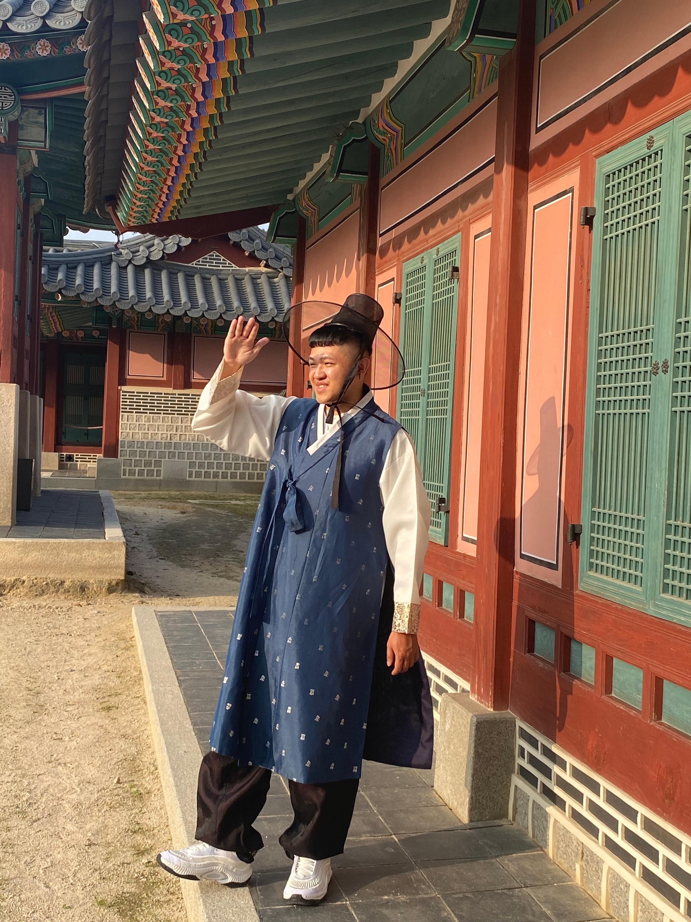 The beauty of time travel: Wearing hanbok at Gyeongbokgung — let Creatrip instantly transform you into a Joseon person
