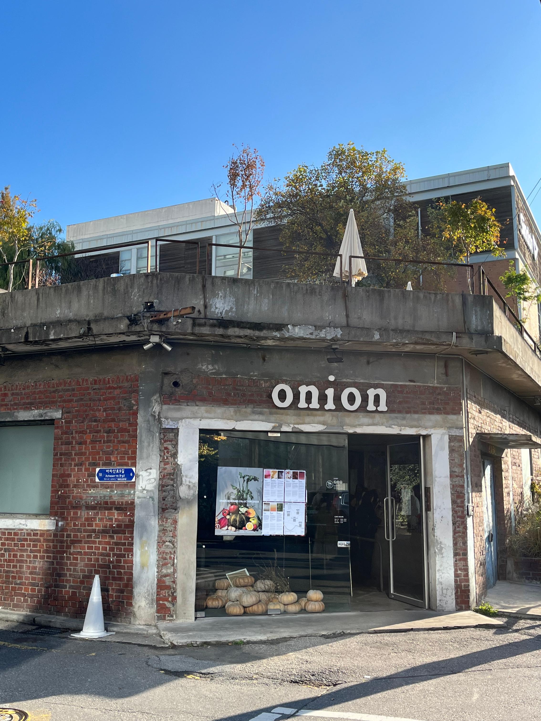 一個在聖水散步