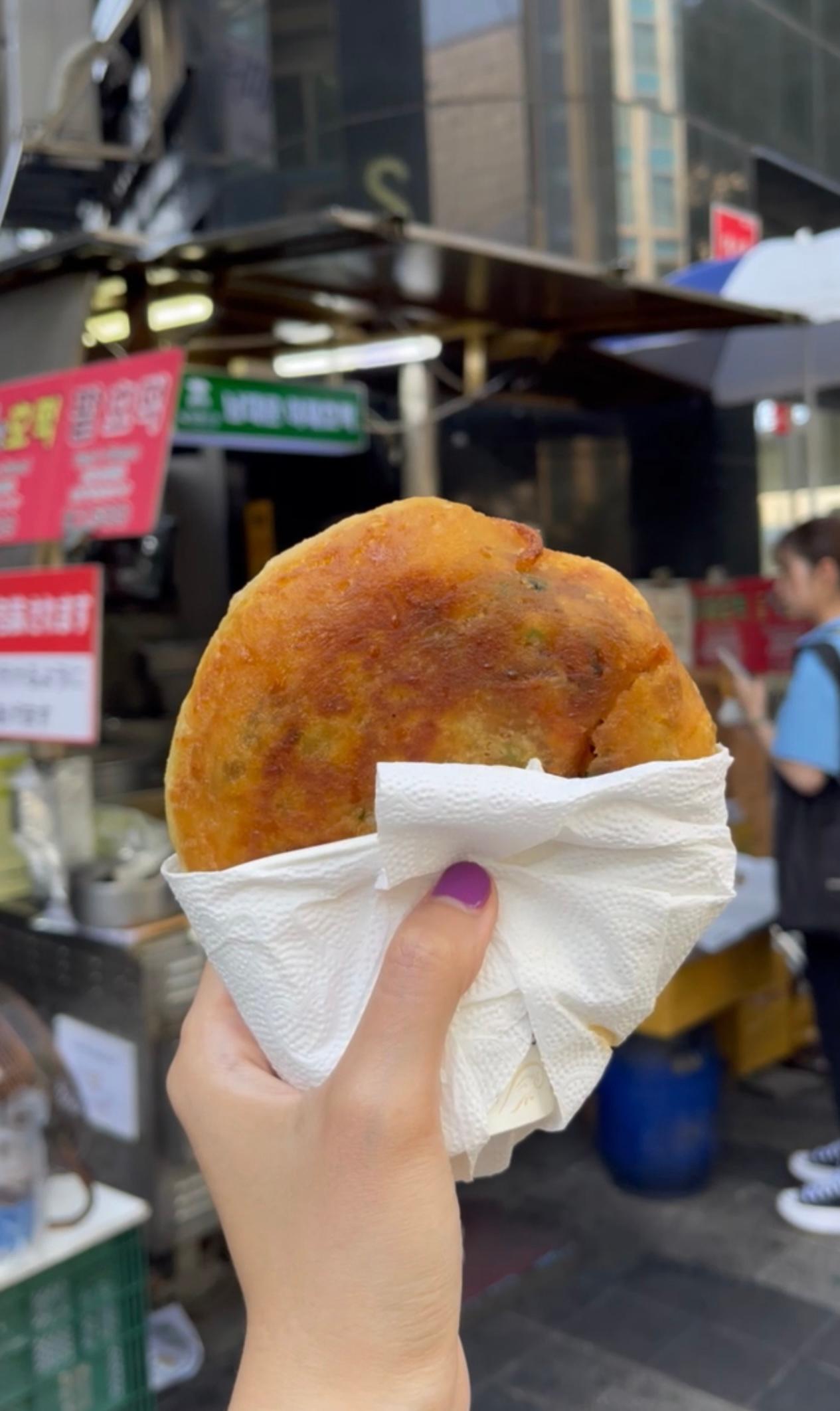 首爾南大門市場排長龍嘅「人氣蔬菜糖餅」