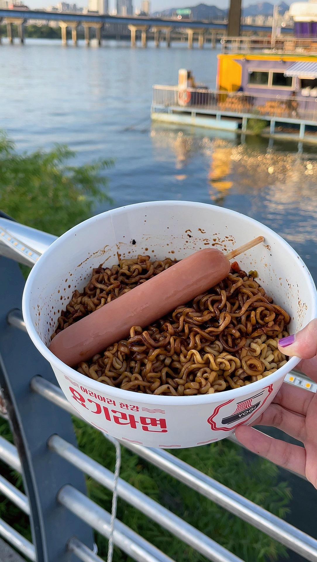 Come with me to eat ramen in Han River!
