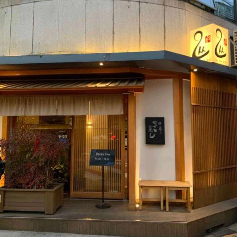由一位南韓偶像和藝人家族經營的咖啡店和商店！