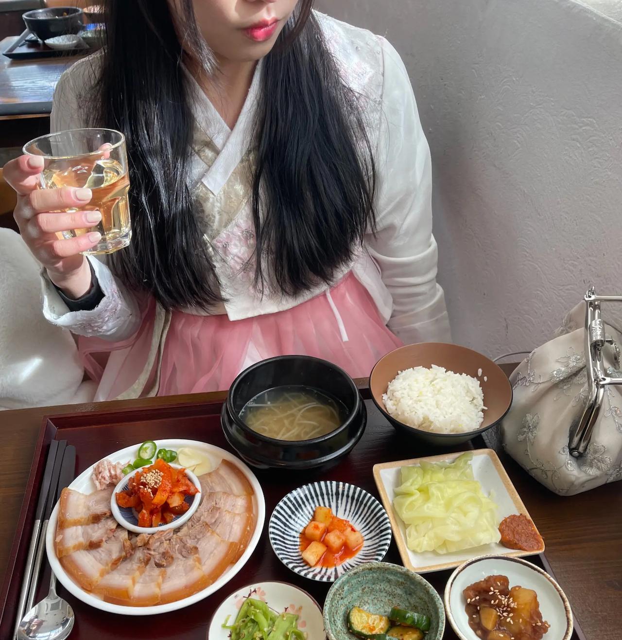 Ẩm thực Seoul | Cung điện Gyeongbokgung, Làng Hanok Bukchon - những địa điểm phải thử Phần thịt lợn nạc phổ biến