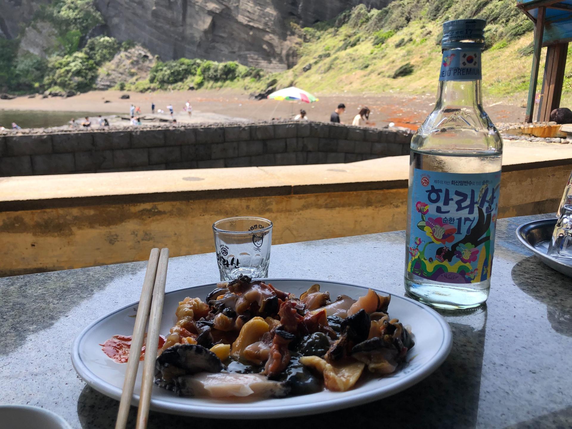 [濟州島之旅] 探訪成山日出峰海女之家，品嚐新鮮海鮮與特色燒酒！