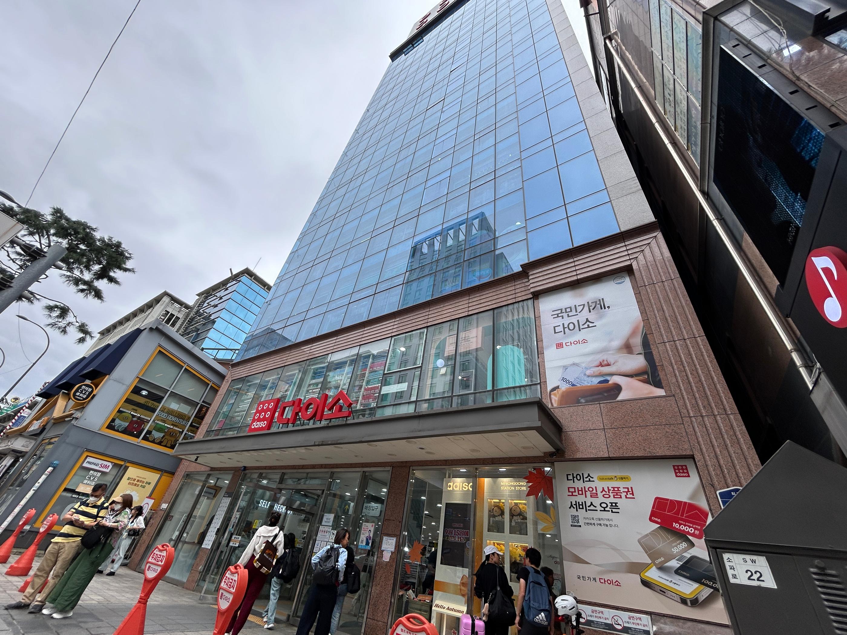 I went to the largest Daiso in Myeong-dong and the local-feeling Namdaemun Market ✨