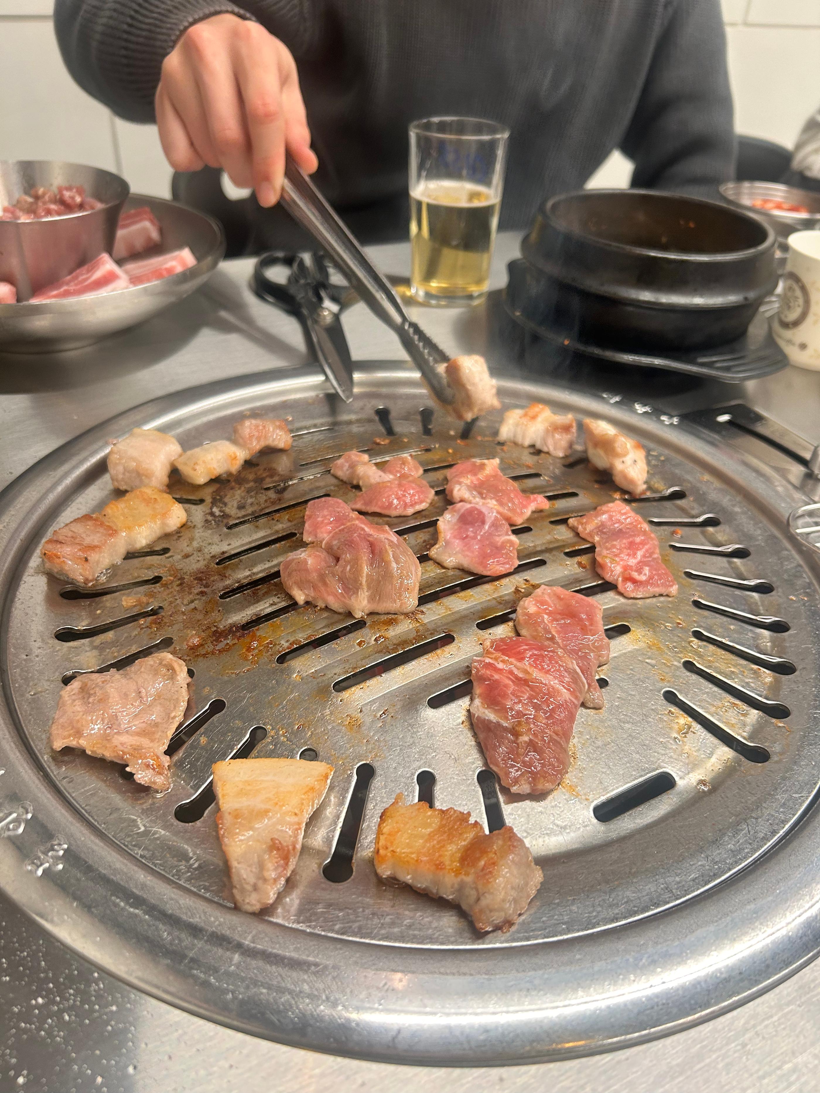 韩国滑雪后最完美的一餐：弘大胖胖猪颊肉烧烤吃到饱❄️🥓❄️  