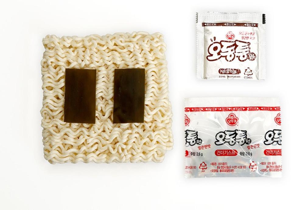 korean brand ottogi's Odongtong Ramen iniside contents of noodles, 2 pieces of kelp and soup/seasoning packets