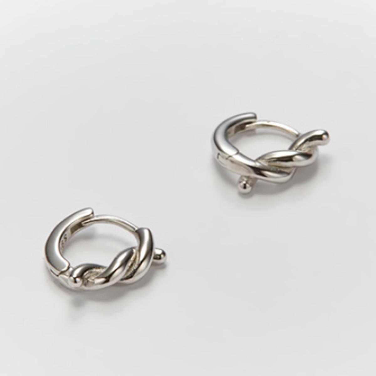 ⟪少女時代 俞利&MAMAMOO 玟星同款⟫Mini Knot耳環（白銀）