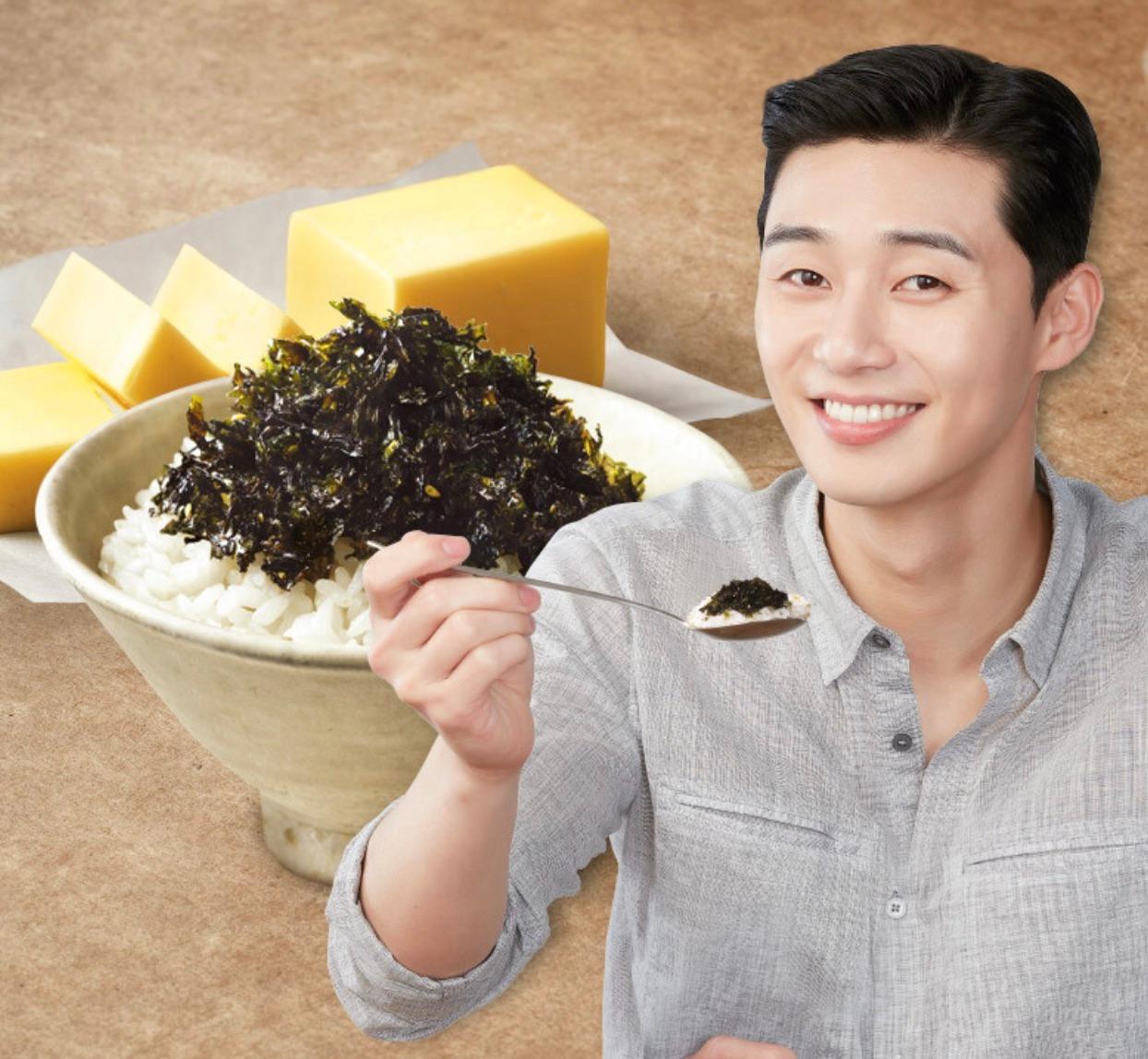 korean actor park seojoon displaying bibigo's seaweed flakes on a spoon  
