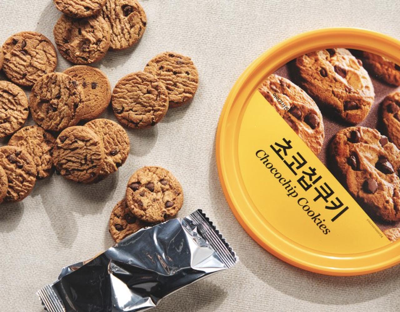 korean no brand's chocochip cookies lid and cookies
