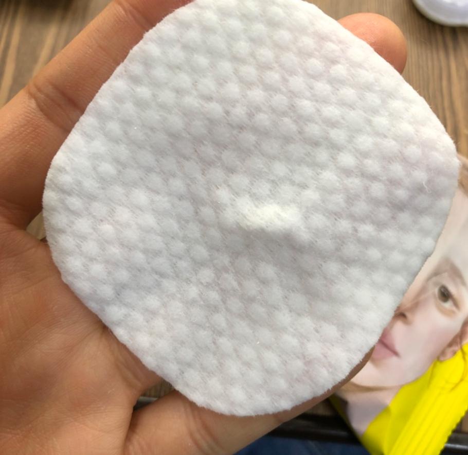 close up on texture of korean brand ariul's Stress Relieving Purefull Lip and Eye Remover Pad 